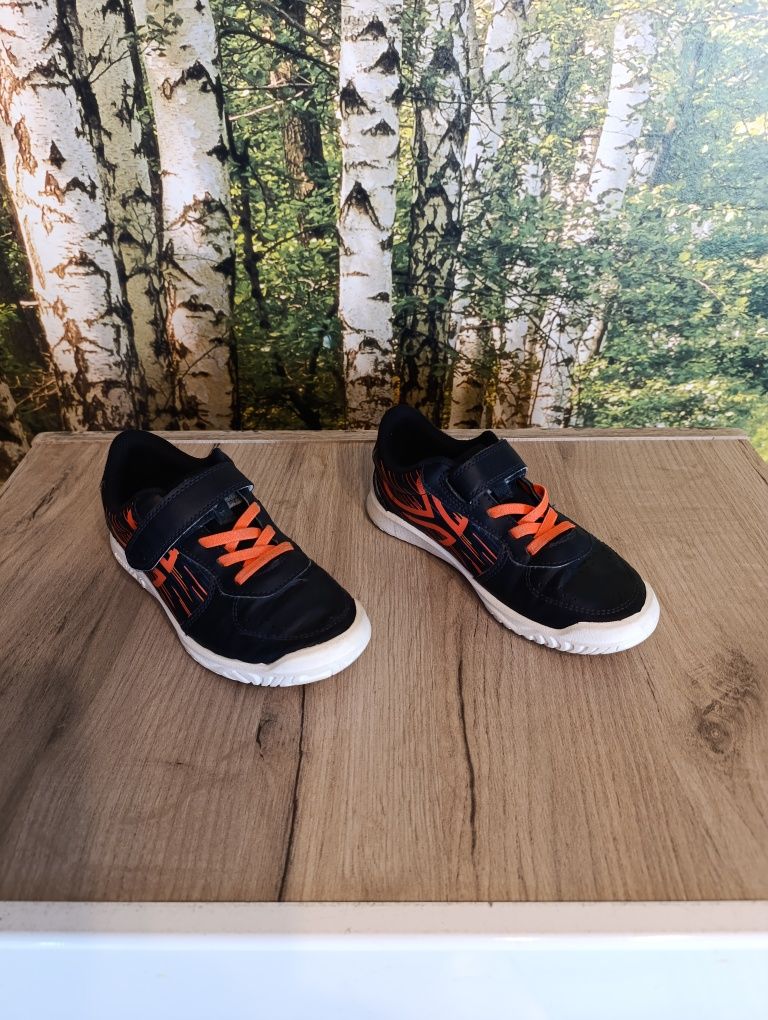 Adidaski z białą podeszwą