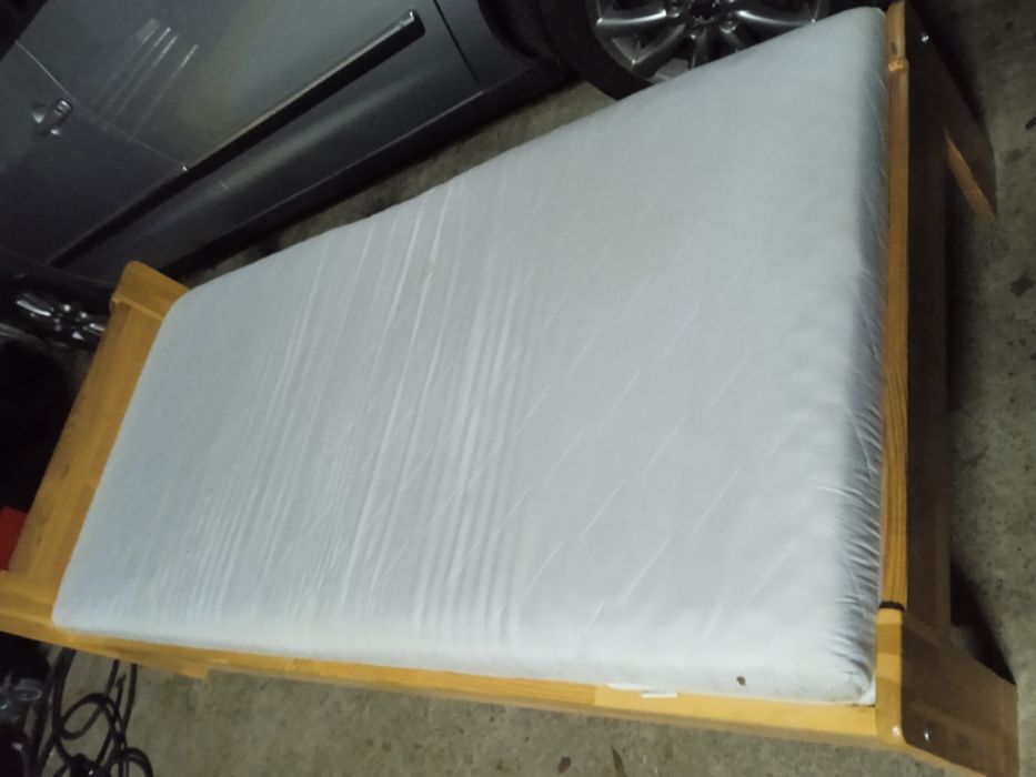 Łóżka drewniane z materacami