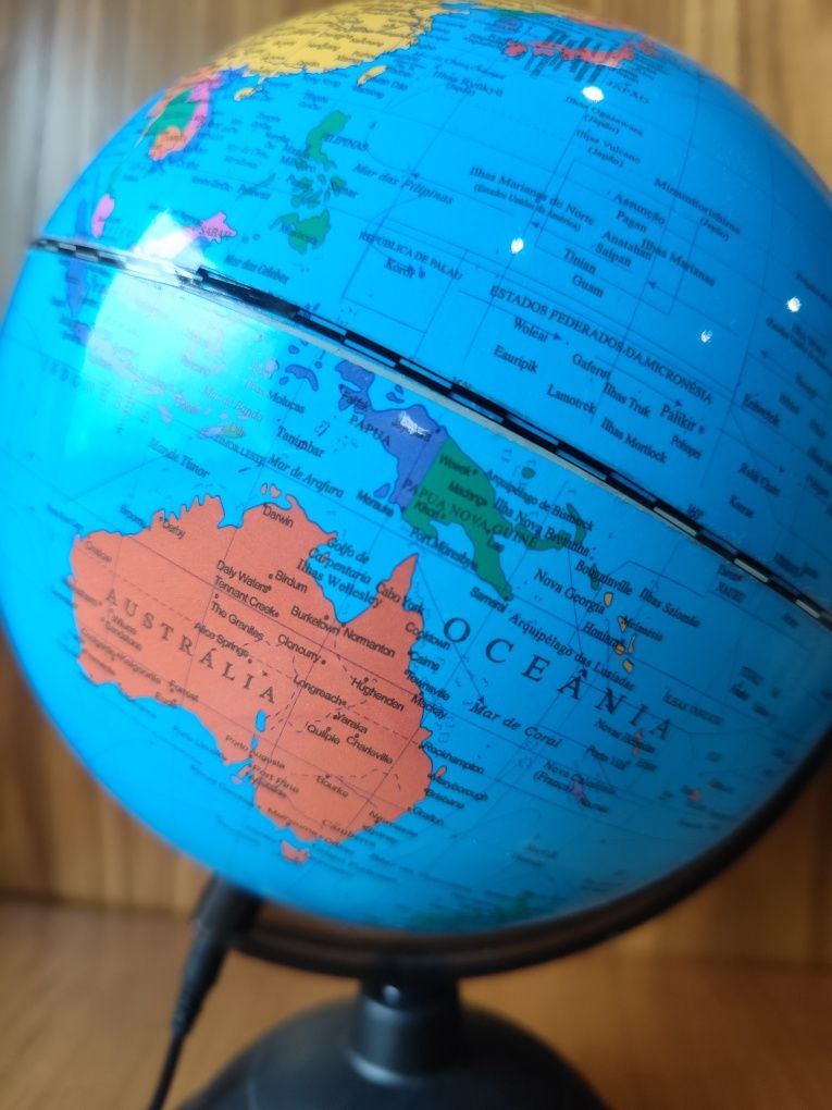 Globo Terrestre com luz em Português