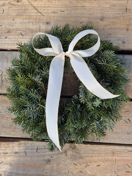 Wianek na drzwi z żywego świerku