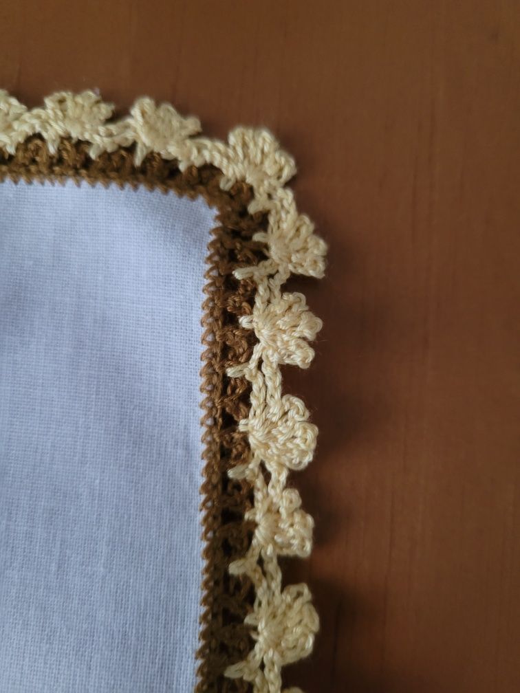 Chusteczka bawełniana z ręcznie zrobioną szydełkiem koronką 23/23 cm
