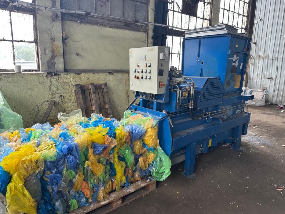 Belownica prasa kanałowa automat do makulatury kartonu odpadów folii