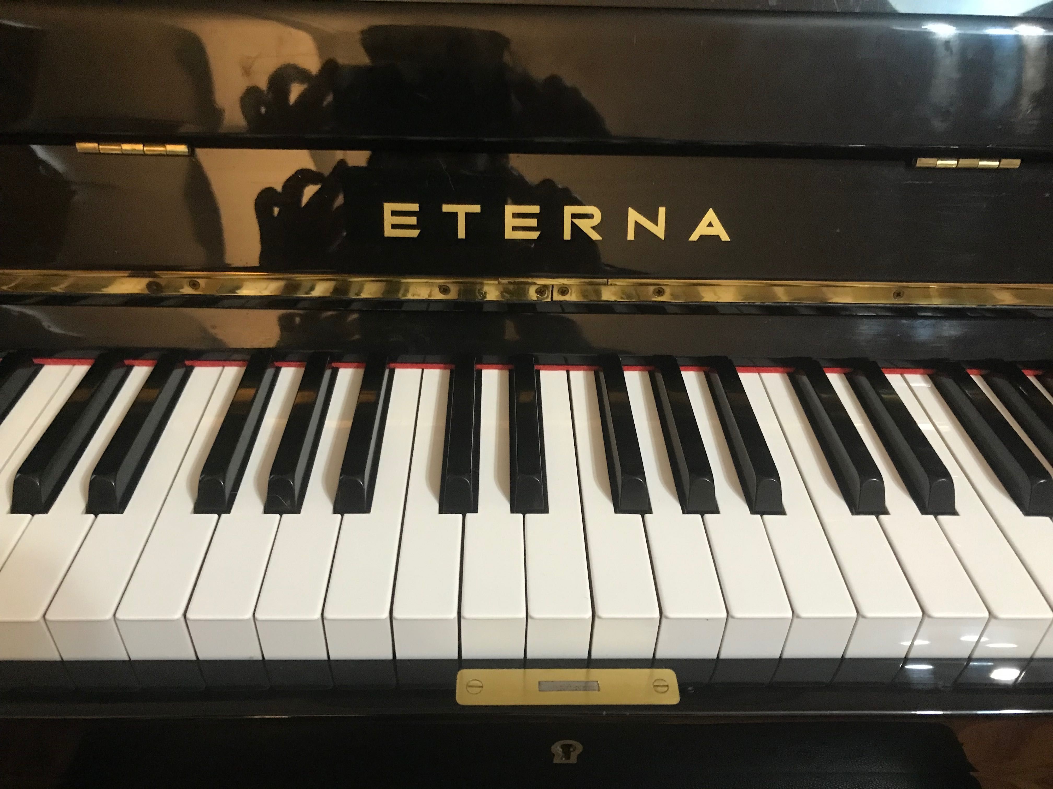 Piano a acustico vertical Eterna , feito pela Yamaha