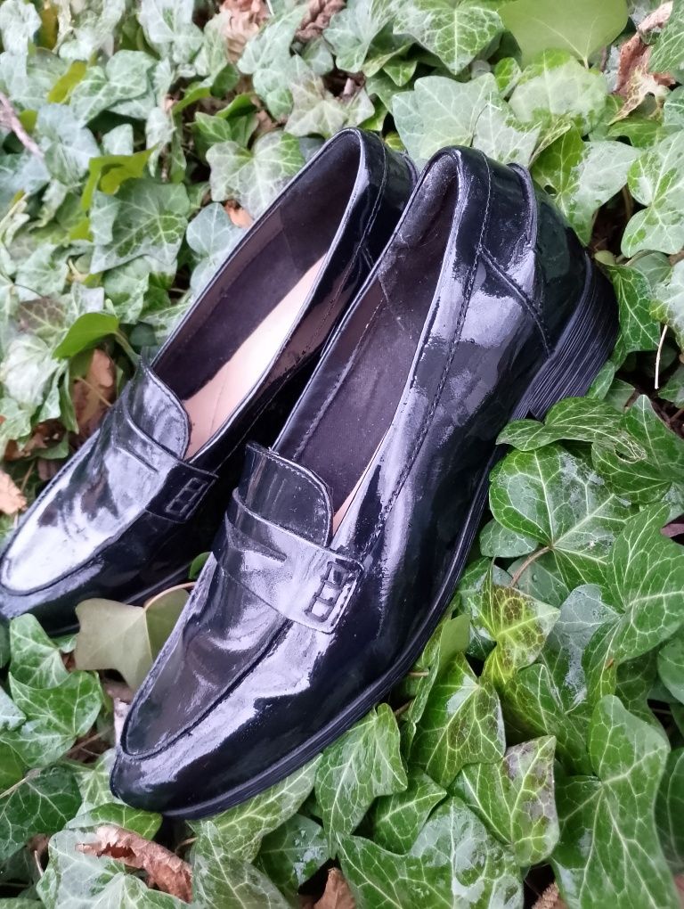 Czarne loafersy półbuty mokasyny lakierki skóra lakierowana 42 Clarks