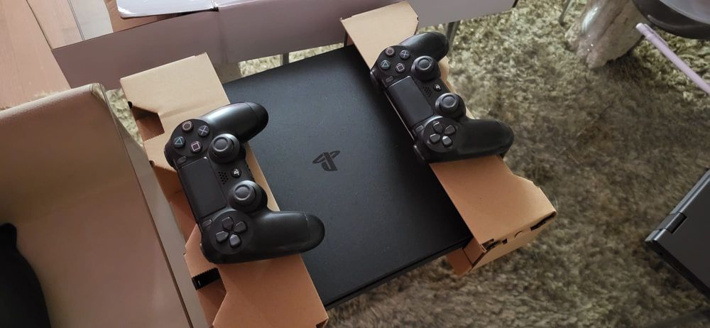 PlayStation PS4 com caixa