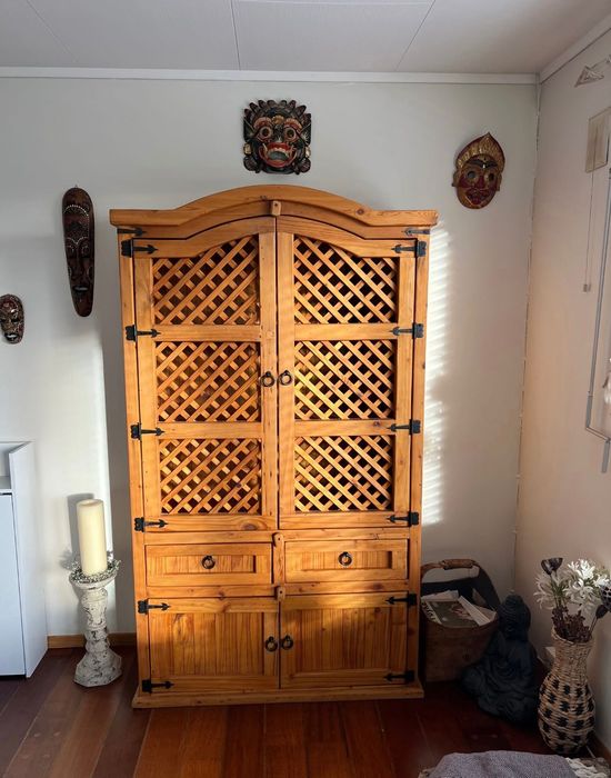 Piękna szafa, szafka w stylu kolonialnym. Rustykalny styl
