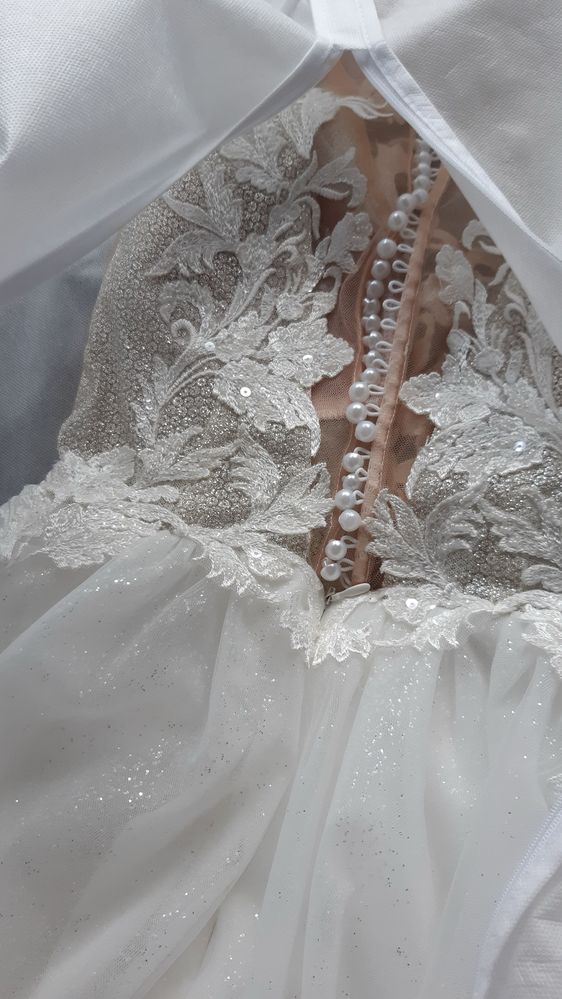 Śliczna błyszcząca suknia ślubna typu księżniczka