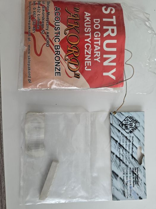 Struny i wkładka do mostka gitary