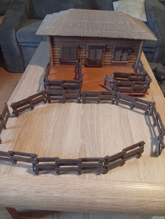 Zabawka farma domek   z dodatkową zagrodą ,zwierzętami i figurkami