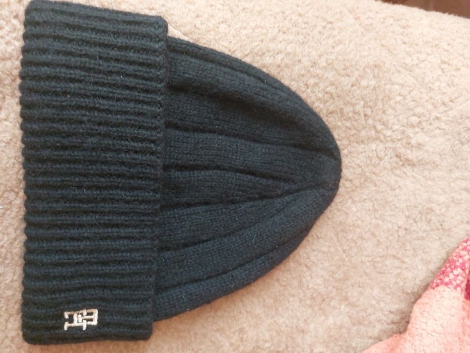 Шапка Tommy Hilfiger.