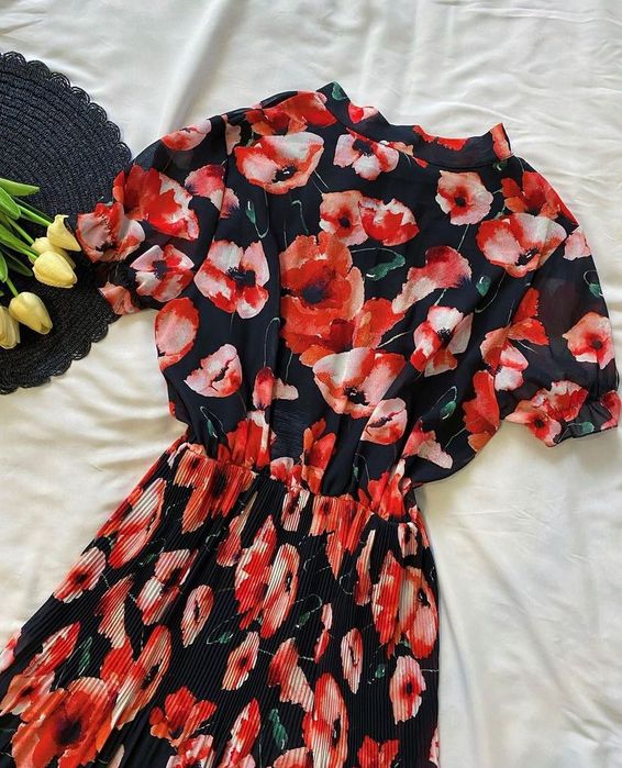 Сукня в червоні маки