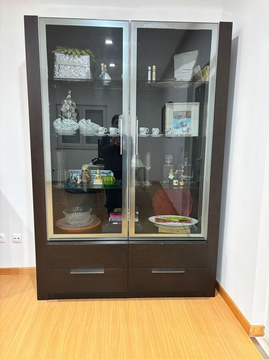 Vitrine vanguê com prateleiras de vidro.
