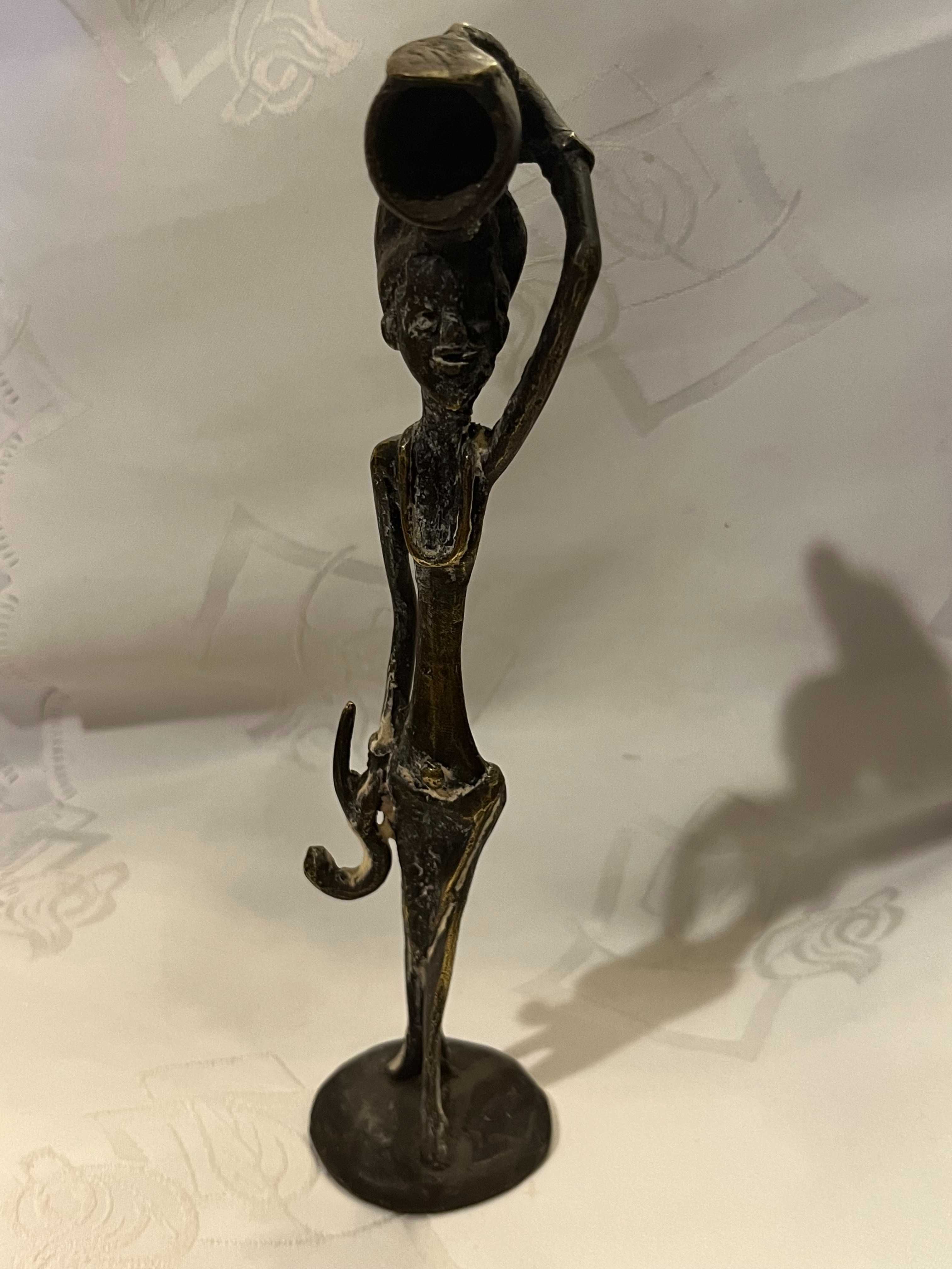 Figurka z brązu afrykanki trzymającej amforę
