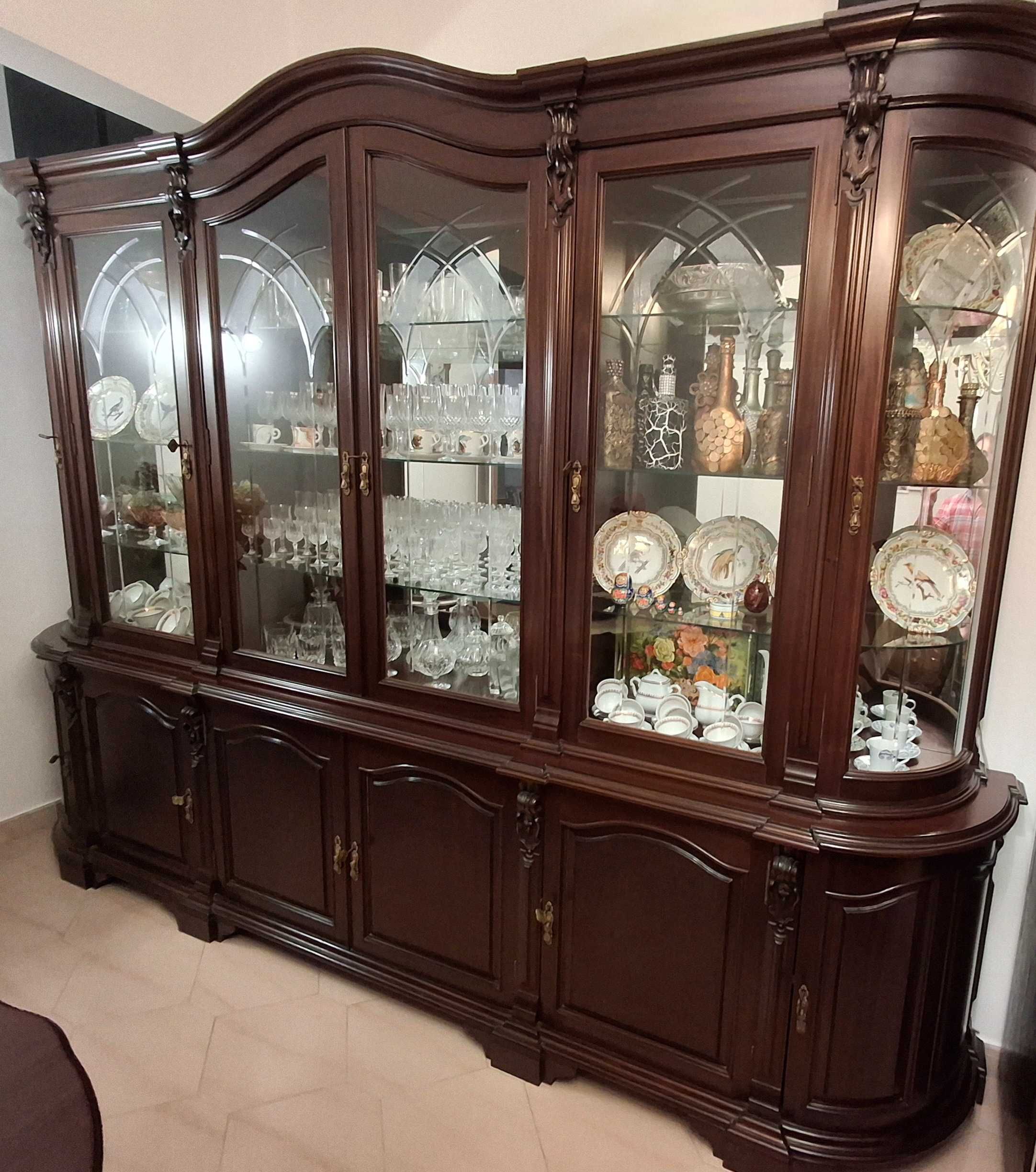 Vendo Móvel de Sala de Jantar muito elegante e de madeira maciça
