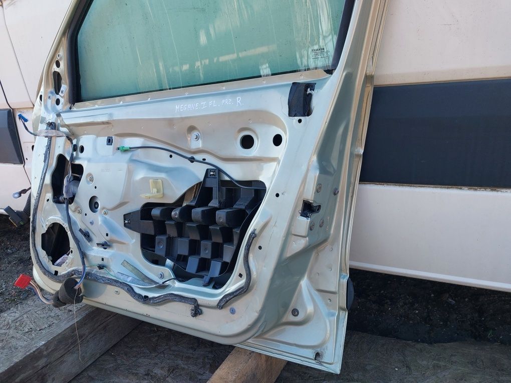 KOMPLETNE Drzwi przód przednie PRAWE Renault Megane I FL 2001 rok