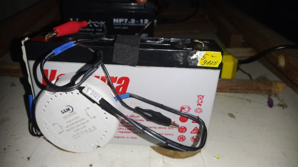 Акумулятор 6В заряд тримає