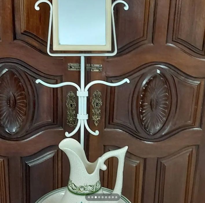 Lavatório  antigo portátil  com louça  Alcobaça e espelho