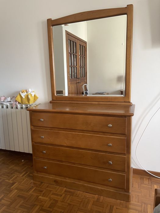 Vendo estrutura cama + colchao + 2 mesas de cabeceira + comoda
