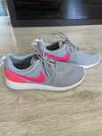 Szaro-różowe buty damskie sportowe Nike Roshe One
