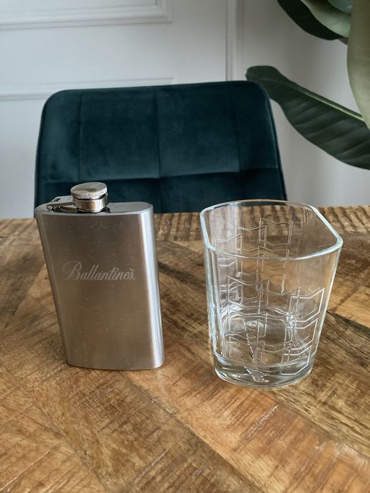 Piersiówka i szklanka Ballantines