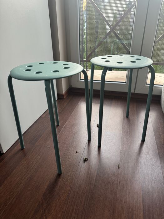 2 metalowe taborety Ikea w kolorze miętowym – stabilne, jak nowe