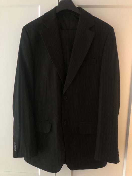 Czarny męski garnitur