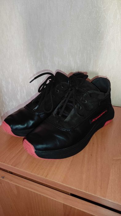 Шкіряні кросівки