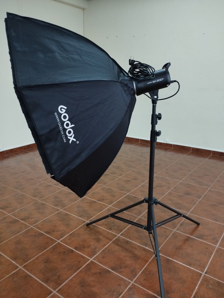Flash Godox sk300 + suporte + softbox
