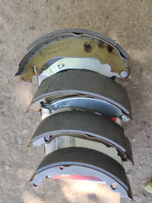 Продам гальмівні колодки Ferodo барабанні задні