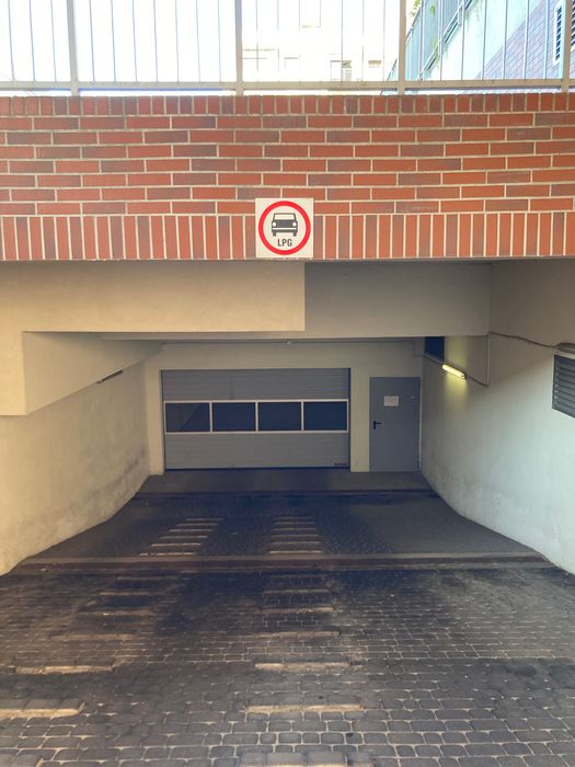 Miejsce postojowe z komórką pod budynkiem wynajmę. Lokalizacja-centrum