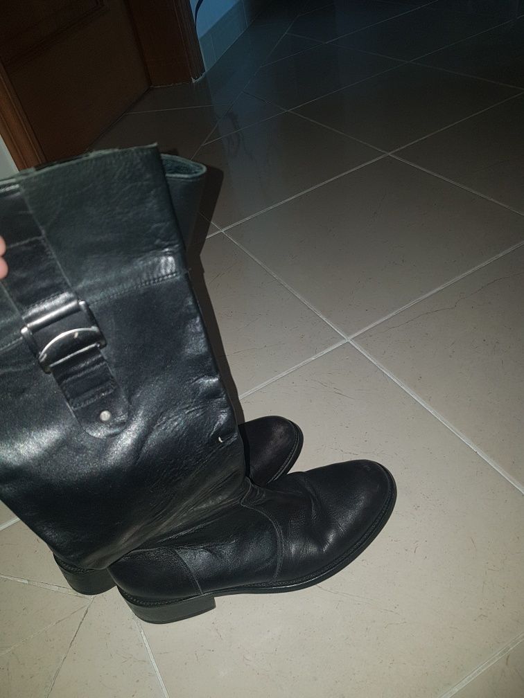 Botas em pele pretas