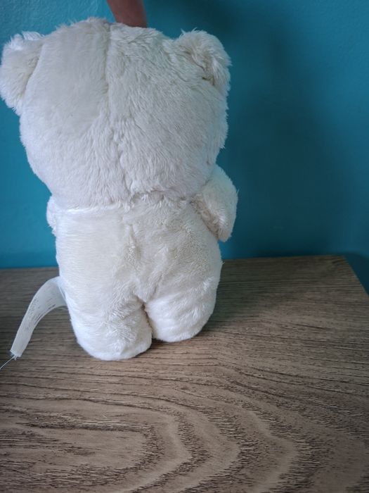 Pluszowy miś z czerwonym sercem maskotka