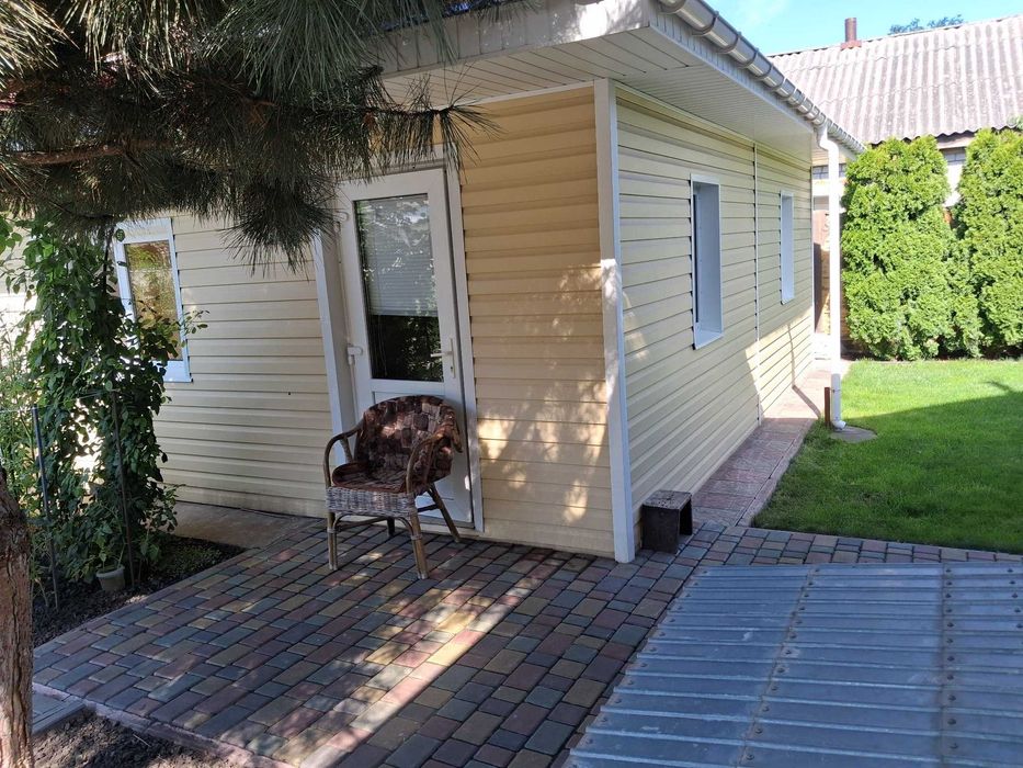 Будинок з ремонтом та басейном у Крюкові