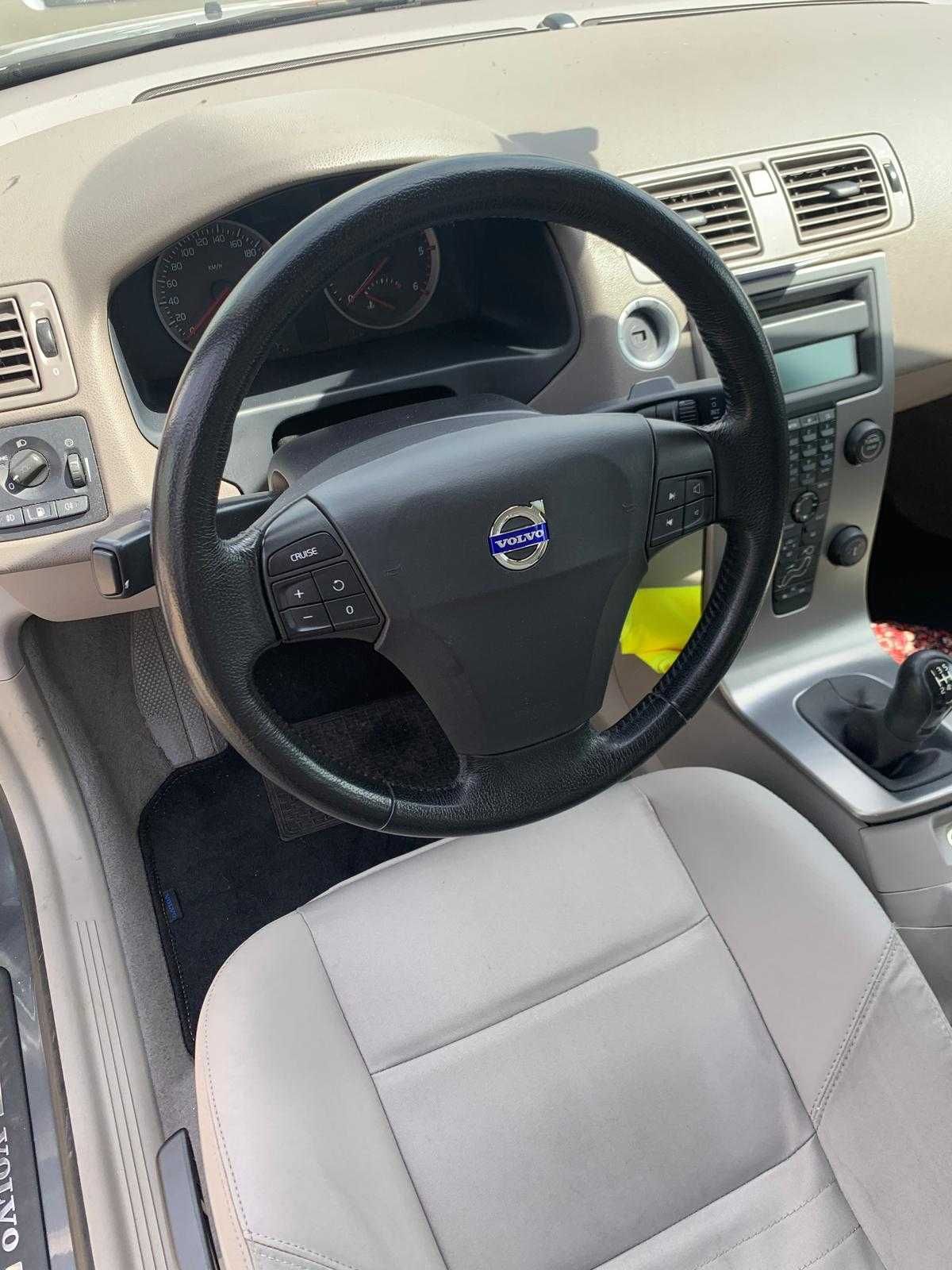 VOLVO V50 bem estimada