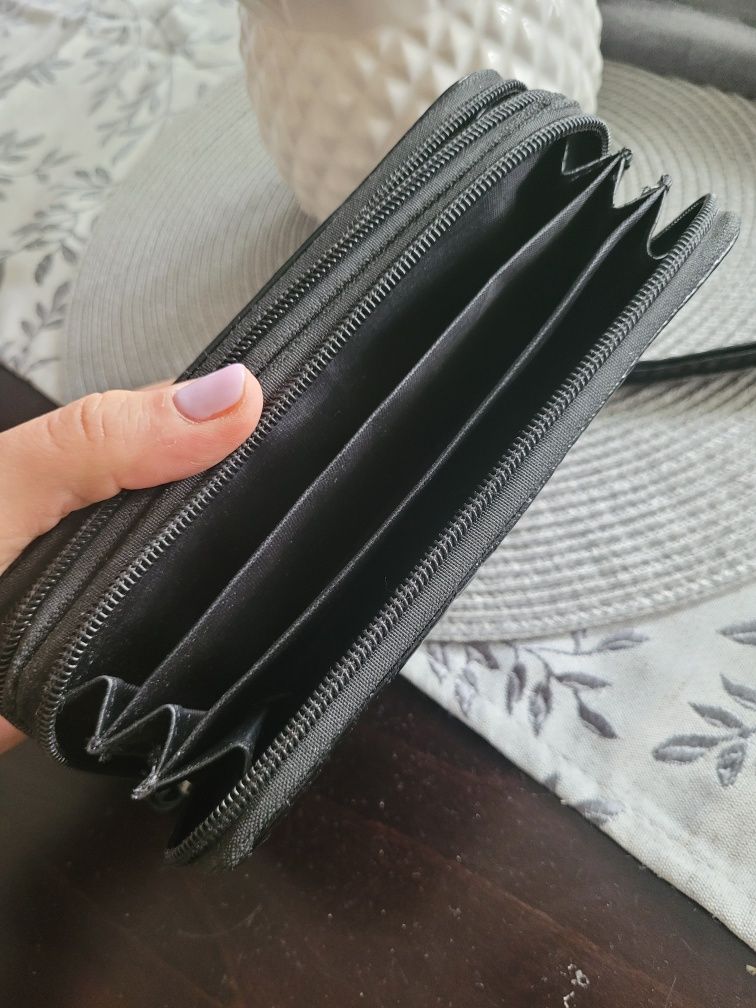 Duży pakowany portfel