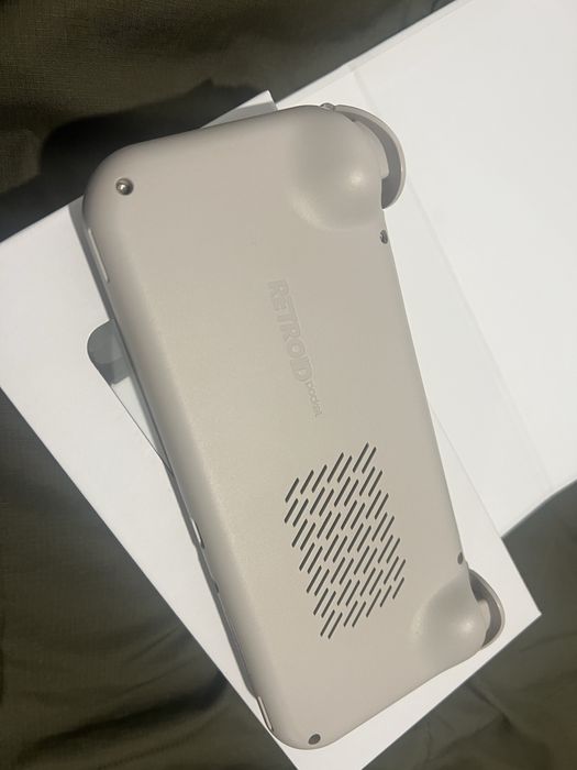 Retroid Pocket 4 pro заряджений 128+128