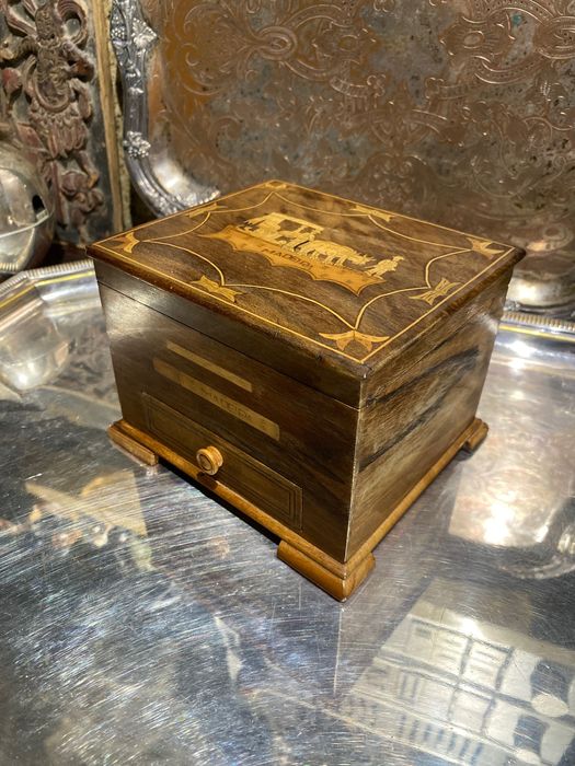 Caixa de Música Cigarreira Antiga Madeiras Nobres embutidos 14 cm