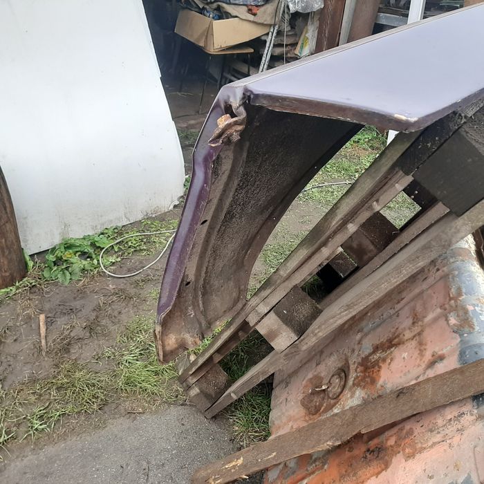 Продам крило передне праве Волга газ 24