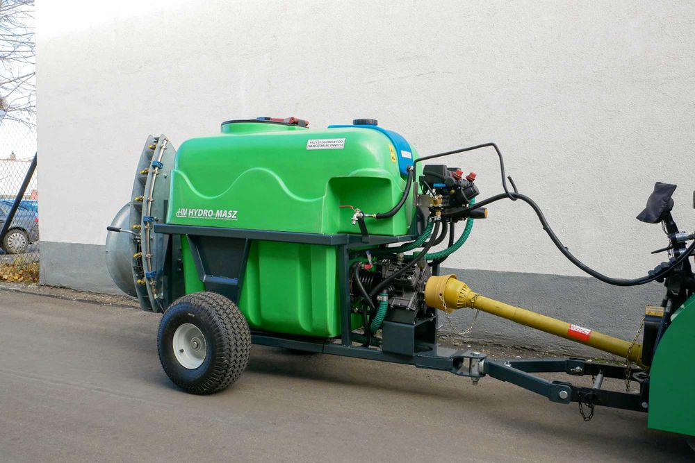 Najwęższy opryskiwacz sadowniczy do borówki z wałem szerokokątnym 600l