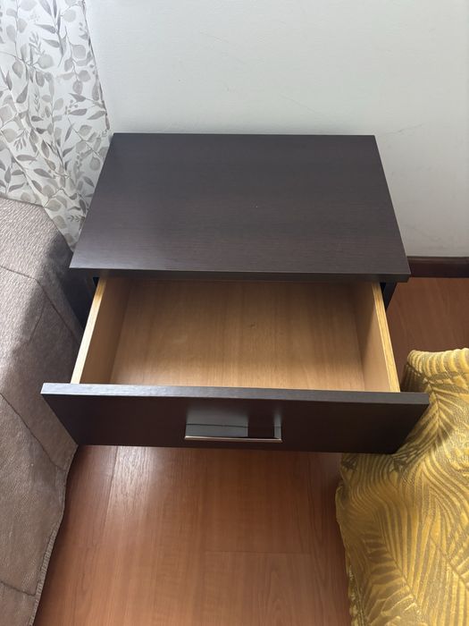 Duas mesinha de cabeceira