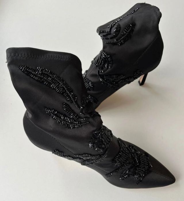 ZARA Satynowe botki na obcasie z ozdobnym haftem i koralikami