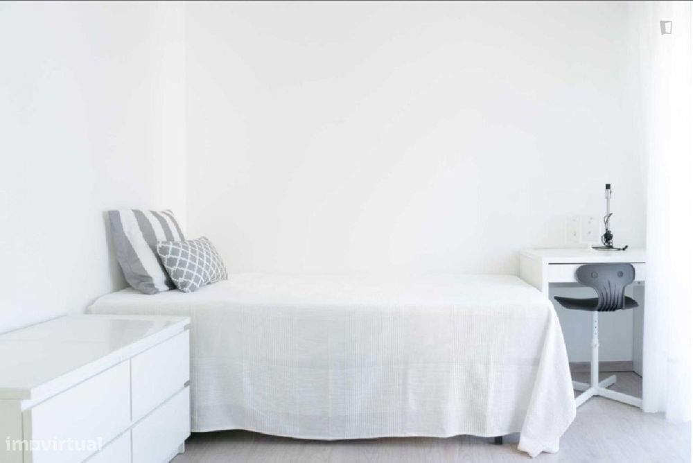 765712 - Quarto com cama de solteiro em...