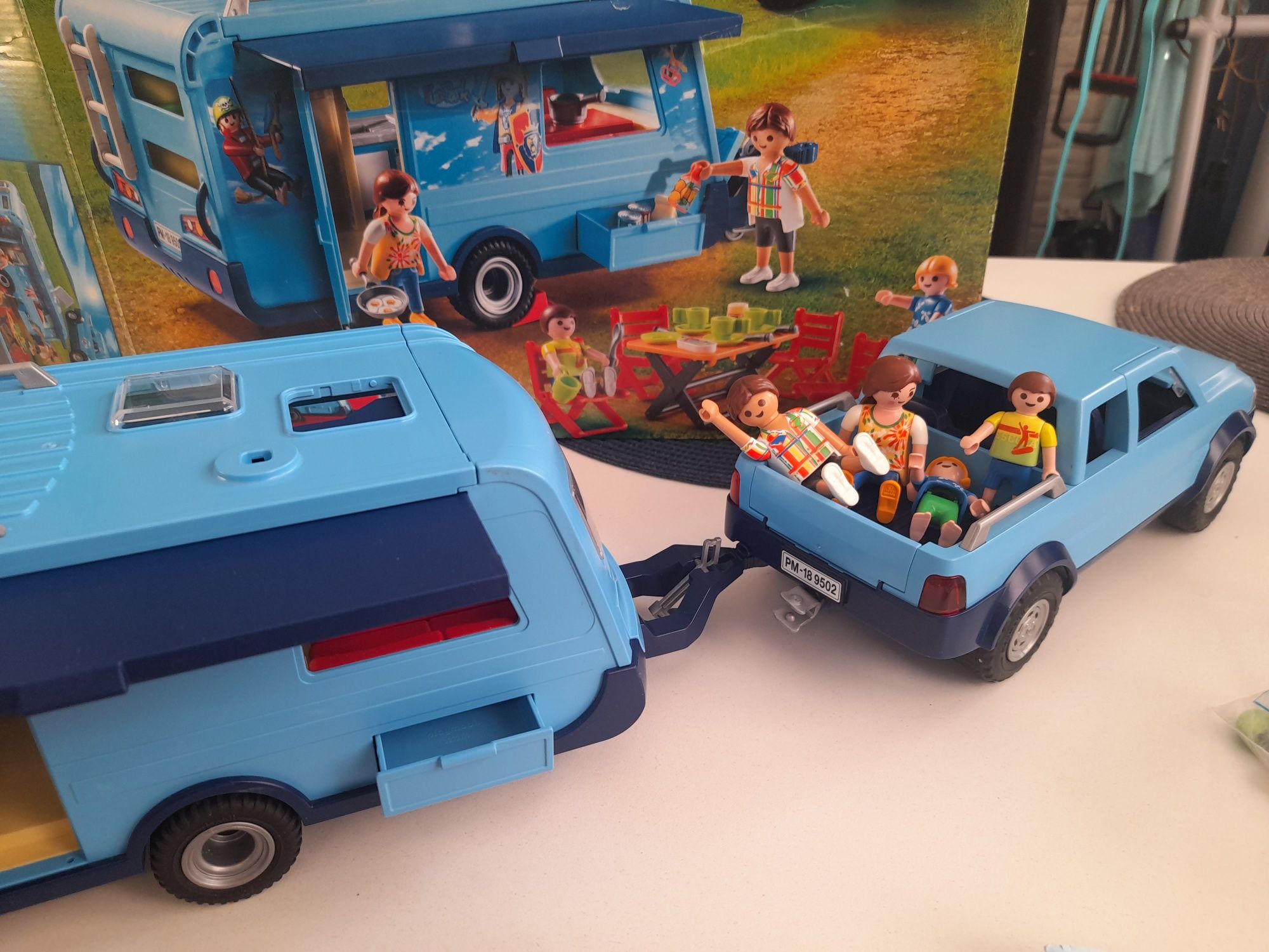 Klocki Playmobil Family 9502 Pick-Up z przyczepą kempi