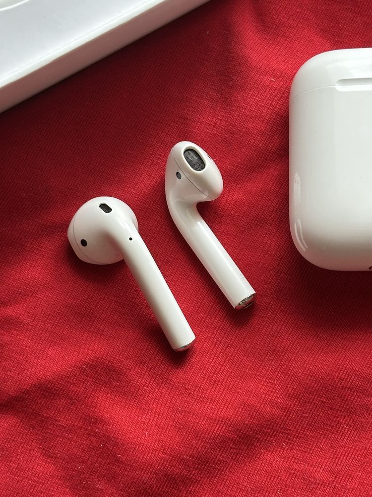 Apple AirPods 2nd generation with Charging Case