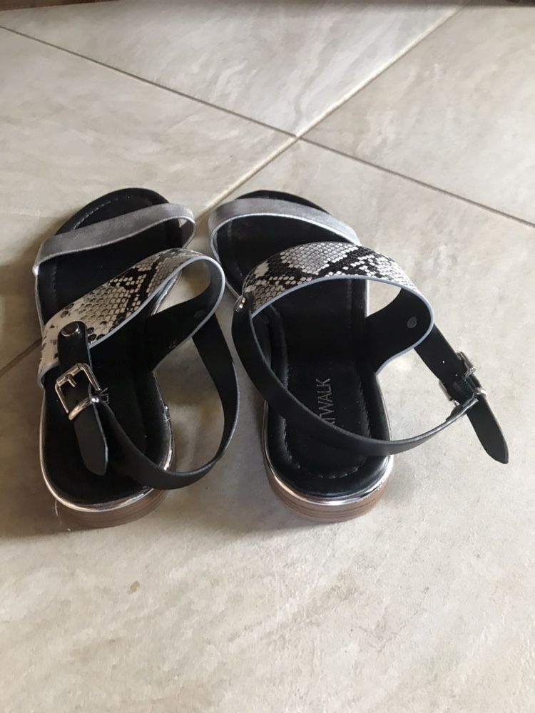 Nowe Sandalki  38 w kolorze srebrnym