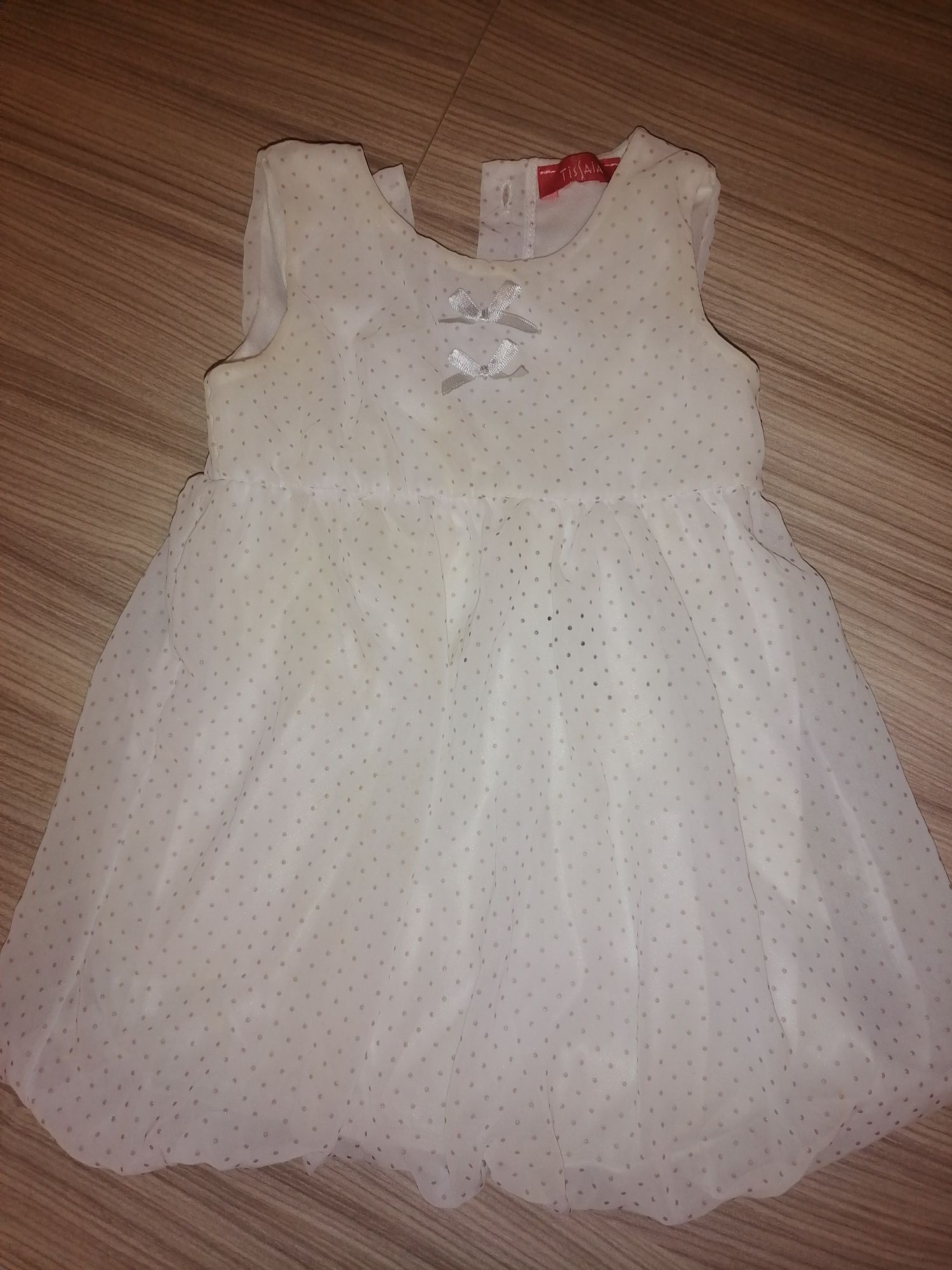 Roupa de menina impecável