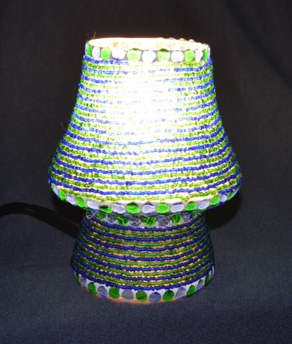 CANDEEIRO DE VIDRO revestido com missangas naturais