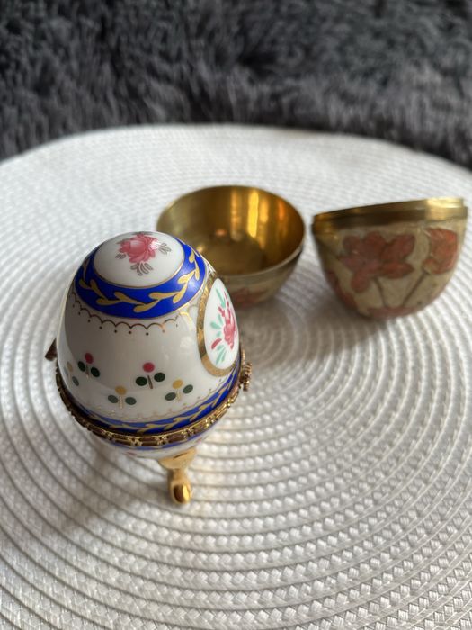 Porcelanowe jajo recznie malowane ze zloceniami