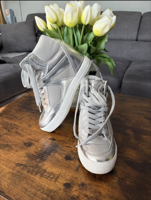 Guess korutn sneakersy stylowe wyprzedaz  szafy