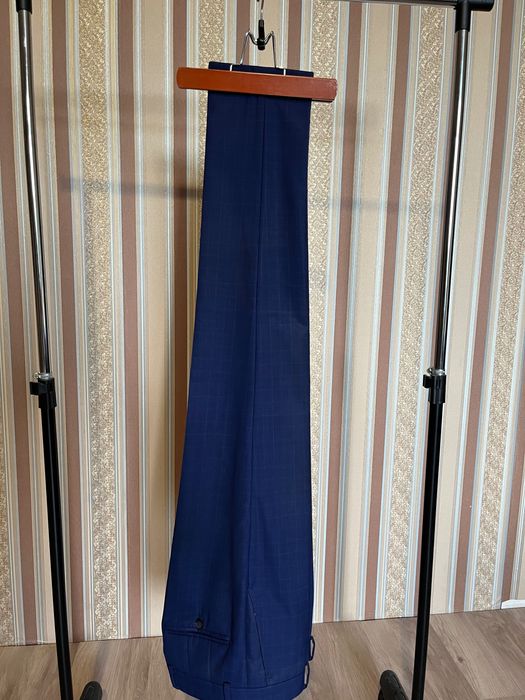 Костюм синій у клітинку